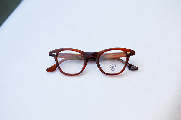 JULIUS TART OPTICAL（ジュリアス タート オプティカル） Leading Liz カラー：Amber 価格：37,000円（税別） つり上がったフォックスシェイプが特徴的だが、目尻のあたりが下がっていてレンズサイズも小ぶりなので、上品でまとまった雰囲気に。