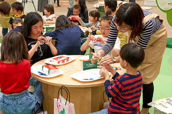 立体視実験に使う「赤青めがね」を作る子どもたち。