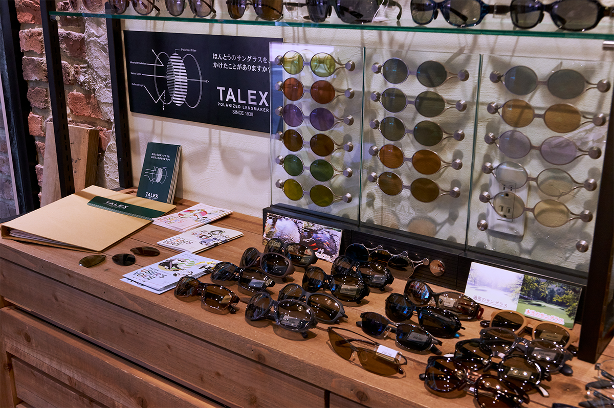 店頭にはTALEX（タレックス）偏光レンズのサンプルのほか、見え方の比較画像なども置かれていて、見え方の違いを試して体感できる。