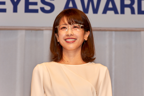 副賞のメガネを掛けた加藤綾子さん・その3