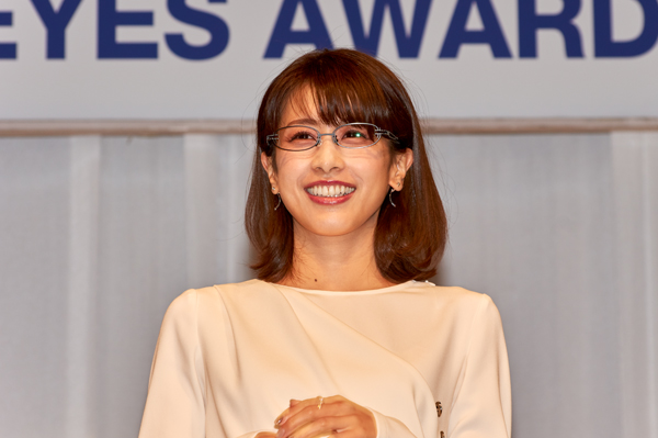 副賞のメガネを掛けた加藤綾子さん・その4