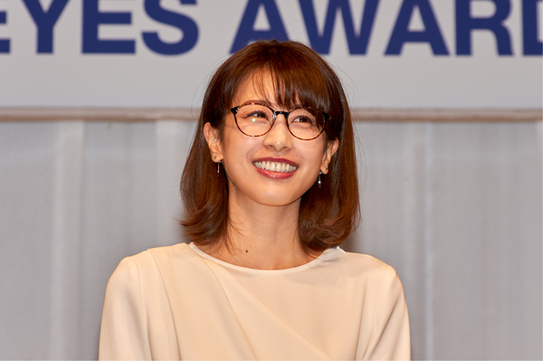 副賞のメガネを掛けた加藤綾子さん・その5