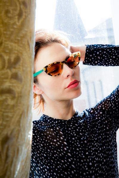 Ray-Ban（レイバン）NINA KRAVIZ COLLECTION RB4314N 12703L 54-18を掛けたニーナ・クラヴィッツ。