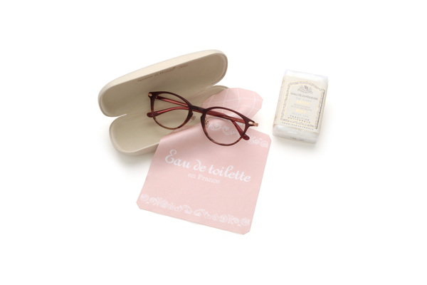 JINS×Senteur et Beaute（サンタール・エ・ボーテ） 度付きタイプ（Acetate & Metal） 価格：12,000円（税別、度付きレンズ代込み） オリジナルケース、オリジナルセリート（メガネ拭き）、石けんノベルティ（数量限定、ボディ用）が付属。