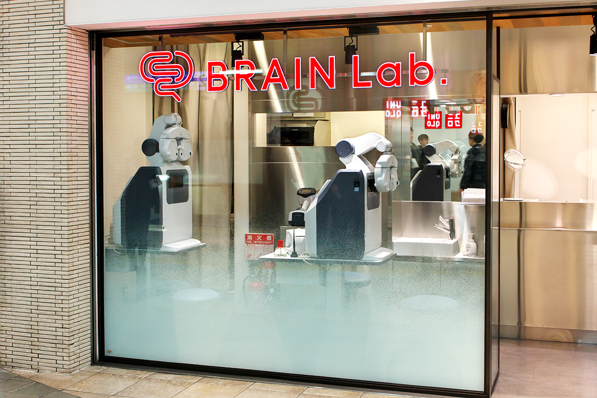  JINS BRAIN Lab.エキュート上野店には視力測定の機器が2台設置されている。