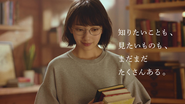 パリミキ・メガネの三城が波瑠出演の新CM2本を同時公開、日本製メガネとスマホ対応レンズをフィーチャー