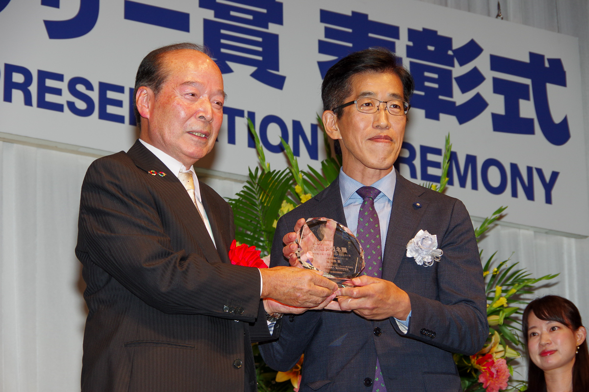 岸博幸がメガネ ベストドレッサー賞経済界部門受賞「受賞の理由は『脱力タイムズ』?それとも忖度?」- GLAFAS(グラファス)