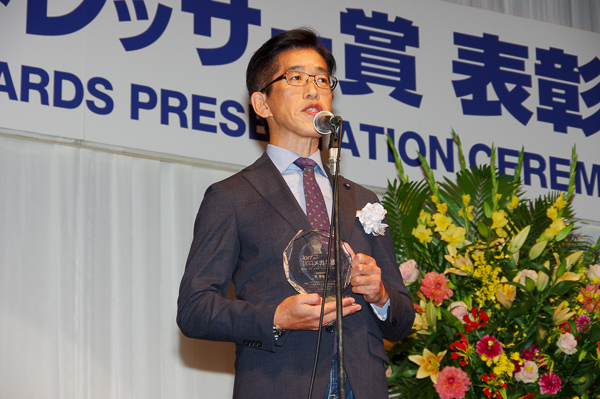 受賞の喜びを語る岸博幸さん。