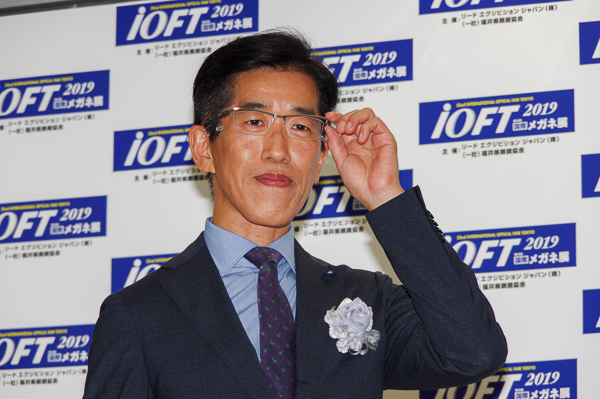 表彰式後のフォトセッションに臨んだ岸博幸さん・その1