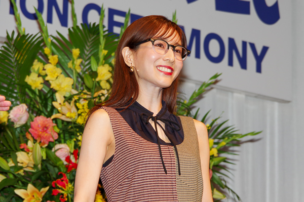 田中みな実がメガネ ベストドレッサー賞特別賞受賞「これからはメガネを掛けて活躍していきたい」