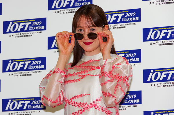 トリンドル玲奈がメガネ ベストドレッサー賞サングラス部門受賞「サングラスはイメチェンできるファッションアイテム」