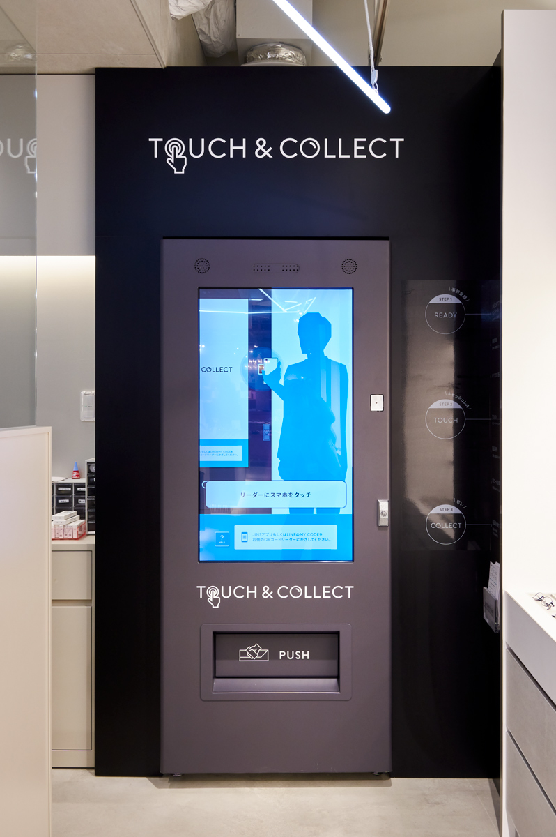 JINS 渋谷パルコ店に設置されているコンタクトレンズの自動販売機「TOUCH & COLLECT（タッチ アンド コレクト）」