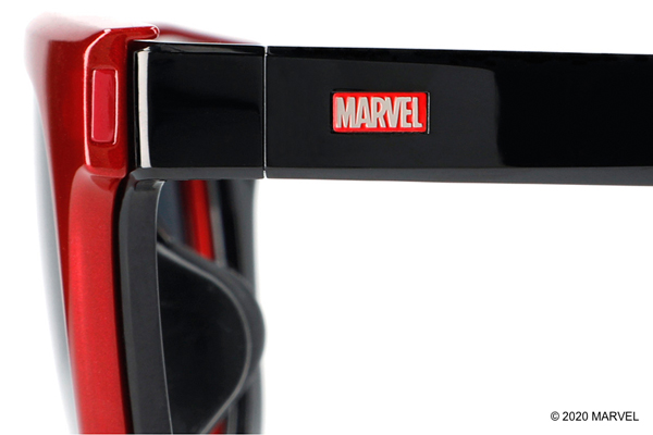 テンプル（つる）の「MARVEL」ロゴ