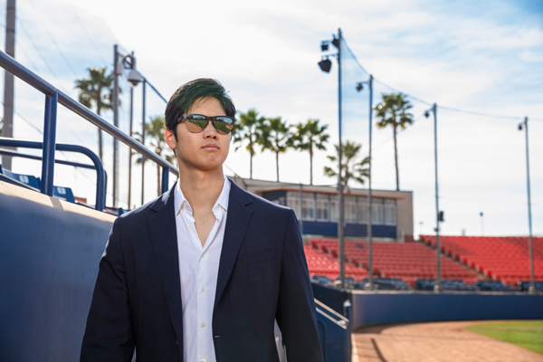 Oakley（オークリー）「大谷翔平シグネチャーコレクション」Frogskins Lite（フロッグスキン ライト）を掛けた大谷翔平選手。