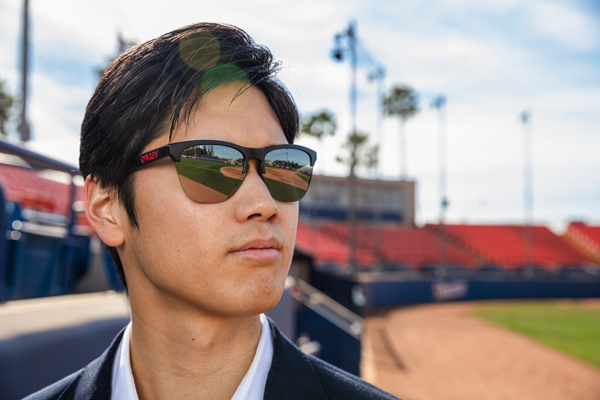 Oakley（オークリー）「大谷翔平シグネチャーコレクション」Frogskins Lite（フロッグスキン ライト）を掛けた大谷翔平選手。