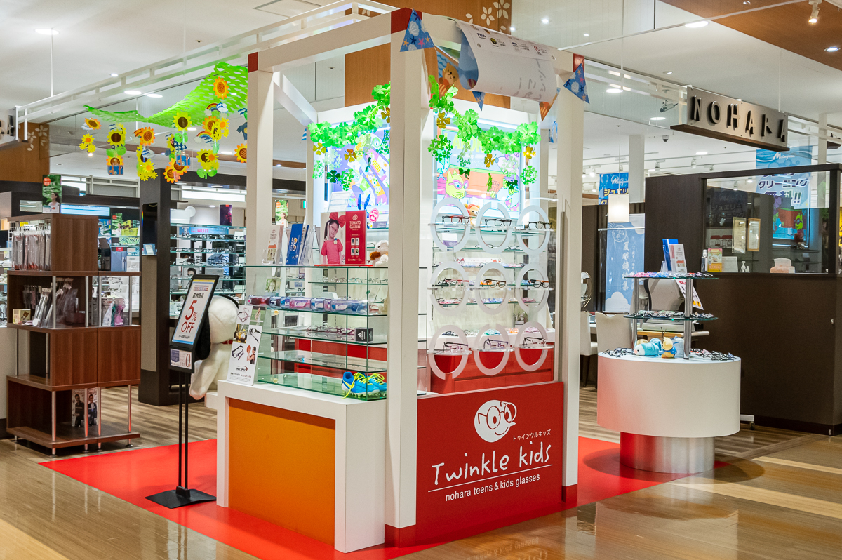 メガネのノハラが展開する子どもメガネ専門店「トゥインクルキッズ」、充実の品ぞろえと保証で人気