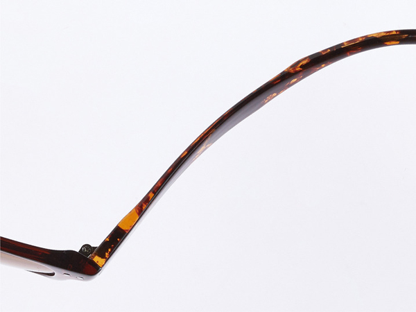 軽くて弾力性に富んだ非アレルギー素材「TR90」を使用。