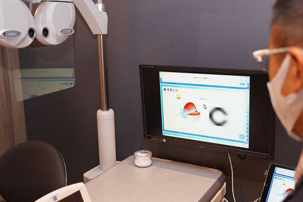 視力測定室にはモニターを設置