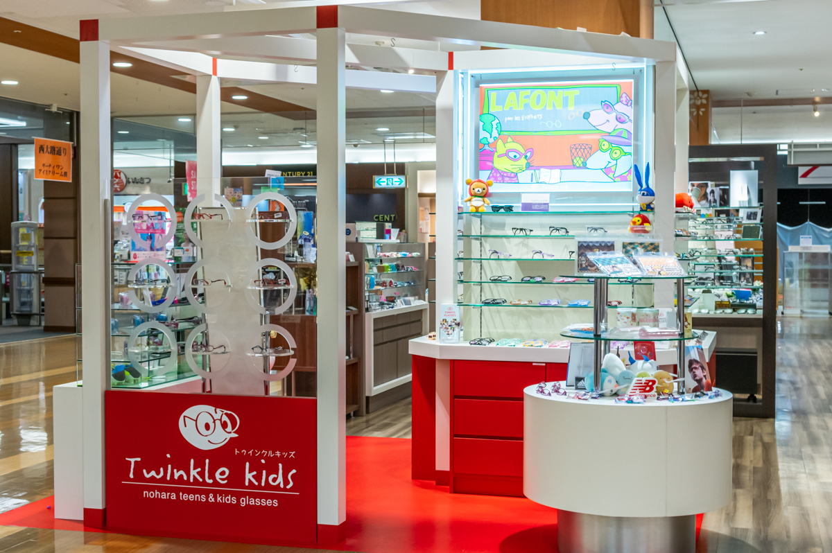 メガネのノハラが展開する子どもメガネ専門店「トゥインクルキッズ」。累計会員数1万人突破を機に、保証内容もさらに充実。