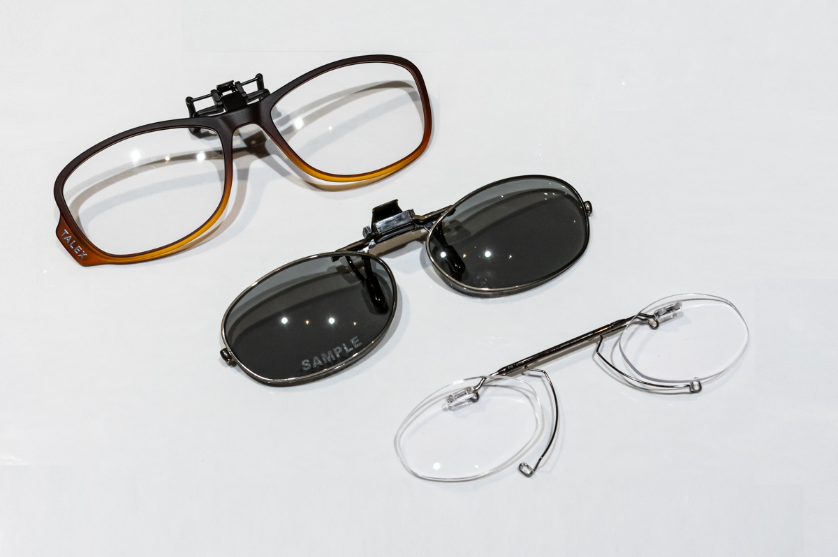 跳ね上げ式のサングラスと老眼鏡のサンプル。手持ちのメガネやサングラスに簡単に取り付けられる。 一番下がメガネのノハラ オリジナルの跳ね上げ式老眼鏡。