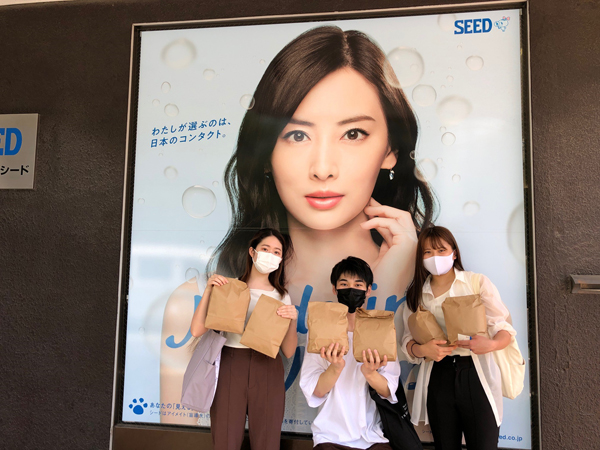 回収したブリスターを手に取る東洋大学の学生たち（シード本社前にて）