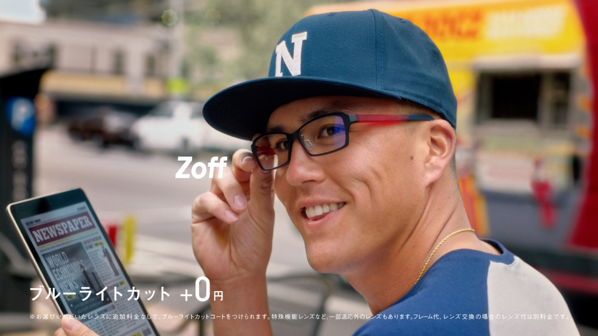 Zoff（ゾフ）新CM Zoff「New HERO ヌートバー」篇より Zoff SMART（ゾフ スマート）を掛けたヌートバー選手