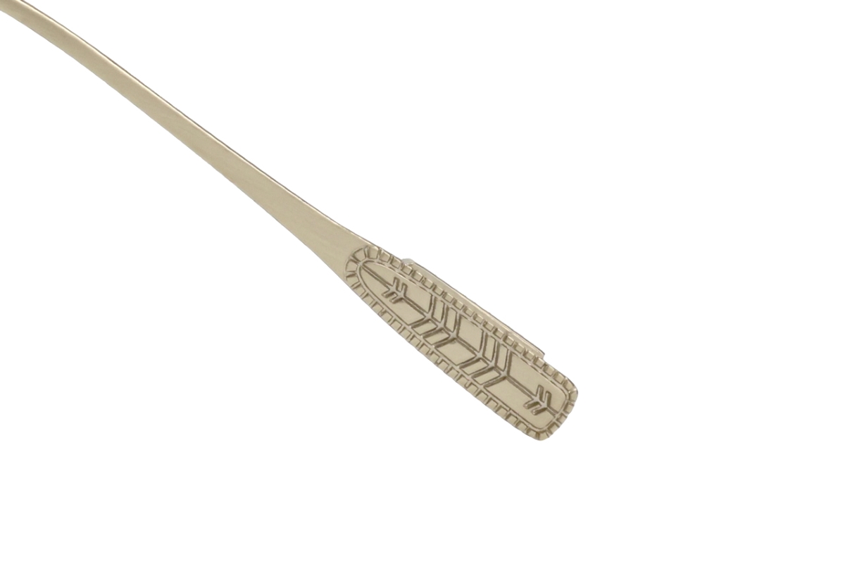 テンプルの矢羽根（ARROW）をモチーフにした彫金