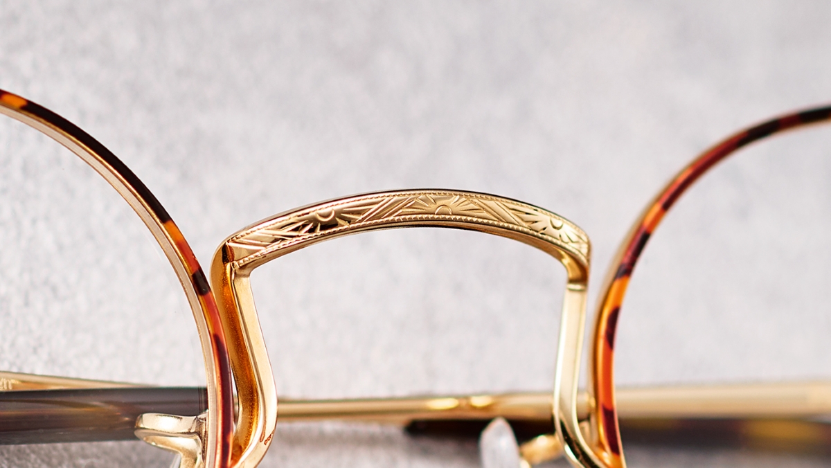 ブリッジはノーズパッドと一体となったマンレイ山のデザインをベースに、高さを抑えた緩やかなカーブで再構築。クラシックとモダンが調和した独特な表情に。 ブリッジはノーズパッドと一体となったマンレイ山のデザインをベースに、高さを抑えた緩やかなカーブで再構築。クラシックとモダンが調和した独特な表情に。