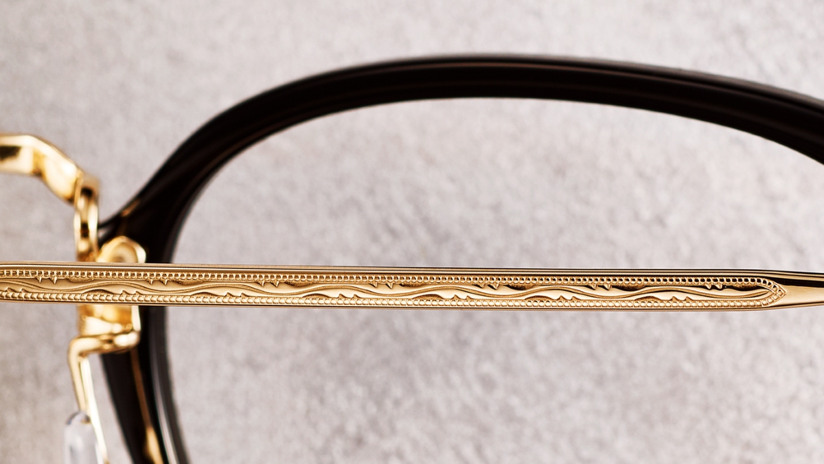 テンプルに施された幾何学模様の彫金は、見る角度によって表情を変え、横顔にさりげなくアクセントを与えてくれる。 テンプルに施された幾何学模様の彫金は、見る角度によって表情を変え、横顔にさりげなくアクセントを与えてくれる。