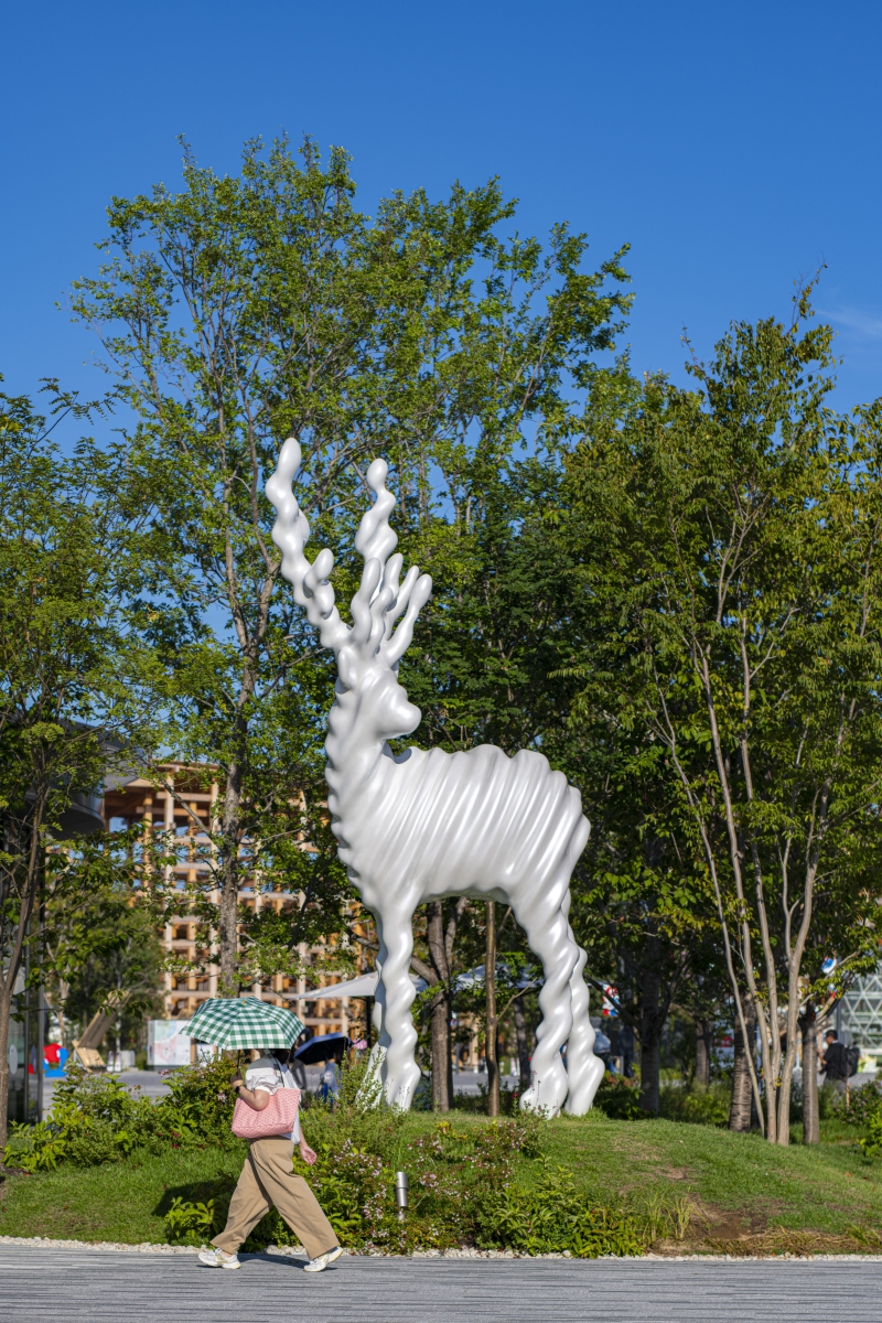 《Snow-Deer》2025 5000×2718×1210 mm paint on aluminum Installation view: Expo 2025 Osaka, Kansai, Japan, 2025 Support of Daimaru Matsuzakaya Department Stores Co.Ltd., Heiwa Gokin CO., LTD. Photo: Nobutada OMOTE 《Snow-Deer》2025 5000×2718×1210 mm paint on aluminum Installation view: Expo 2025 Osaka, Kansai, Japan, 2025 Support of Daimaru Matsuzakaya Department Stores Co.Ltd., Heiwa Gokin CO., LTD. Photo: Nobutada OMOTE