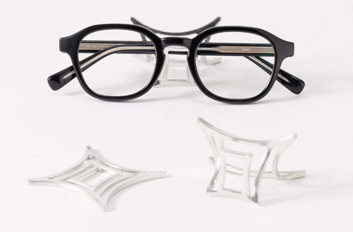 購入者先着特典「特製メガネスタンド」 購入者先着特典「特製メガネスタンド」