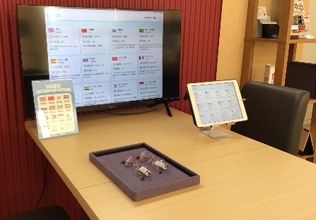 アイメガネ新越谷店の「みえる通訳」設置風景 アイメガネ新越谷店の「みえる通訳」設置風景