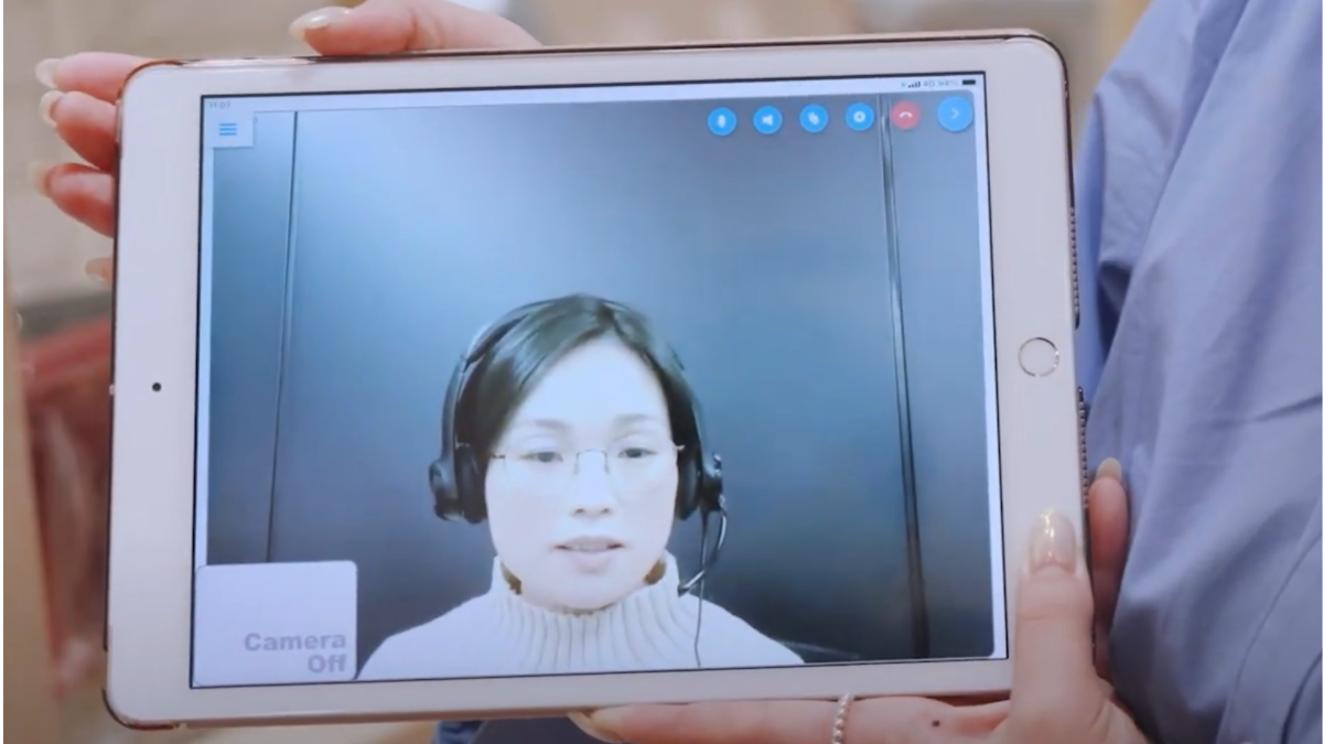 モニター越しに人間が通訳する「みえる通訳」 モニター越しに人間が通訳する「みえる通訳」